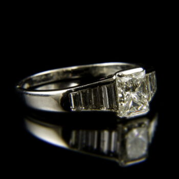 Szoliter fazonú fehérarany gyűrű princess csiszolású gyémánt kővel