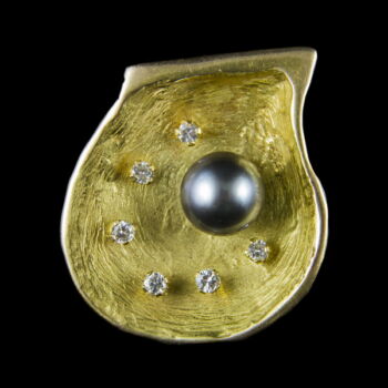 Golden pendant with diamonds and a Tahitian pearl