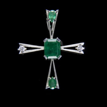 White gold cross pendant with emerald and diamond