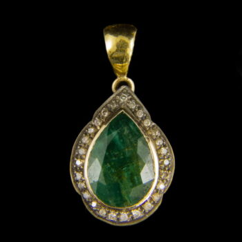Smaragd és gyémánt köves csepp alakú arany medál