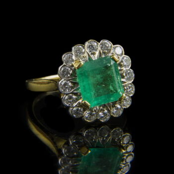 Rozetta fazonú smaragd gyűrű gyémántokkal