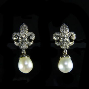 Bourbon lily-shaped pair of diamond earrings