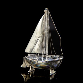 Miniatűr ezüst vitorlás hajó