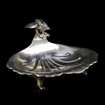 Kagyló alakú ezüst kínálótál plasztikus sárkány figurával