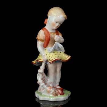 Herendi porcelán figura kislány játék babával