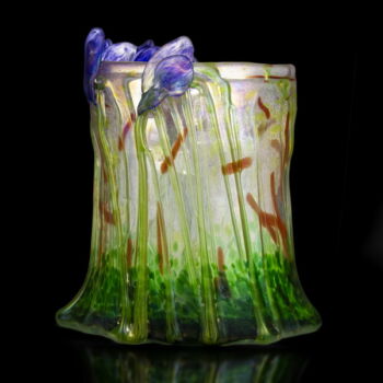 Smetana Ágnes üveg díszváza lila íriszekkel
