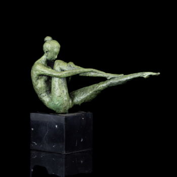 Kortárs bronz kisplasztika- lábát felhúzó tornász lány