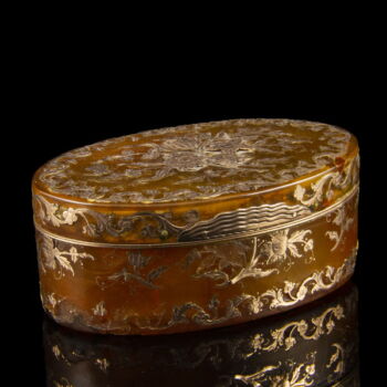 Oval-shaped horn box with a inlaid / hammered gold decoration