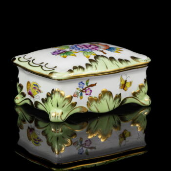 Herendi VBO Viktória dekorral festett porcelán doboz