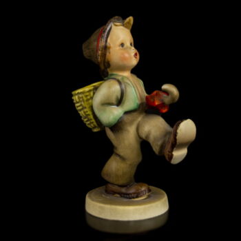 Hummel kerámia figura Sétáló kisfiú (Globe Trotter)