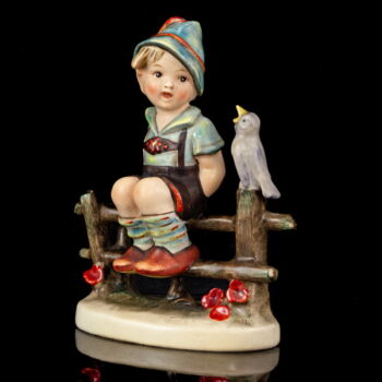 Hummel figura "Wayside Harmony"  Kisfiú madárkával