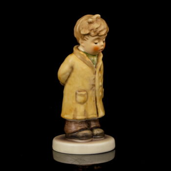 Goebel porcelán figura: "Too shy to sing" -Bátortalan énekes fiú