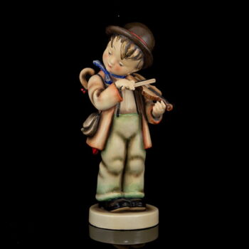 Goebel figura "Little Fiddler" A csellista fiú kalapban esernyővel