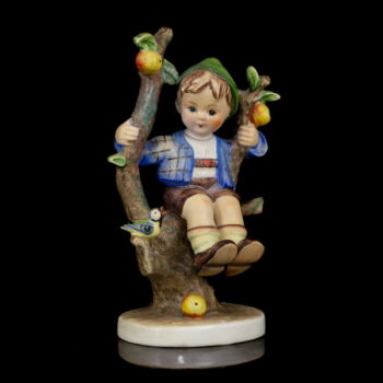 Goebel figura - Az almafán ülő fiú