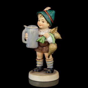 Goebel figura "For Father"  A segítő kisfiú söröskorsóval és terménnyel a kezében