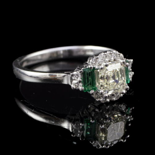 Modern gyémánt gyűrű smaragd kövekkel 