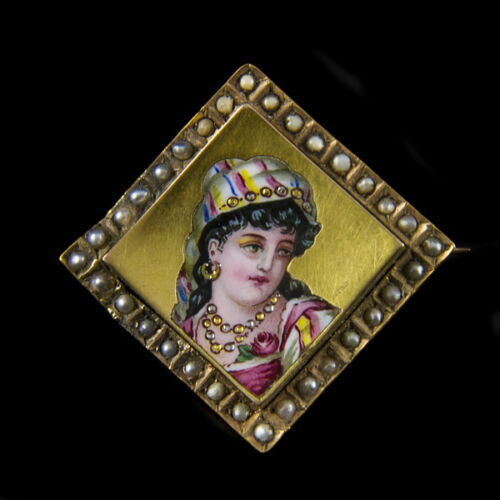 Golden brooch with a woman's portrait and pearls