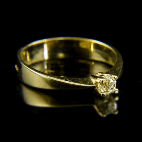 14 K gold solitaire ring with an old-cut diamond (0.28 ct)