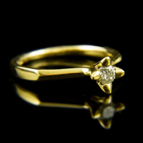 18 karátos sárgaarany gyűrű csillag alakú négykarmos foglalatban gyémánt kővel (0.15 ct)