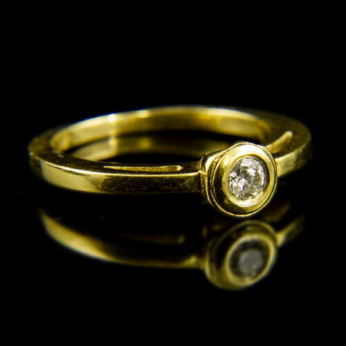 18 karátos sárgaarany szoliter gyűrű bouton foglalatban gyémánt kővel (0.16 ct)