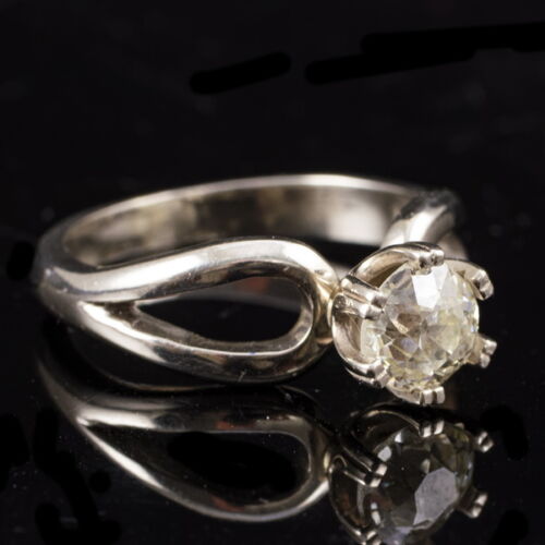 Solitaire diamond ring