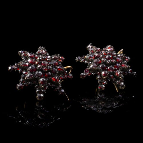 Pair of earrings with garnets