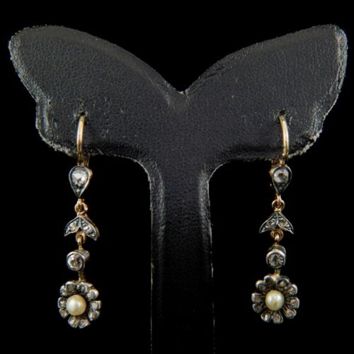 Pair of earrings with pearls