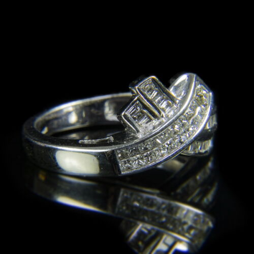 Bow-shaped white gold ring with baguette and princess cut diamonds