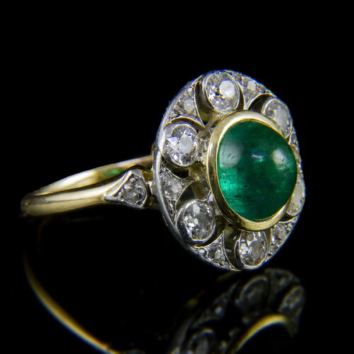 Yellow gold ring with cabochon emerald and diamonds