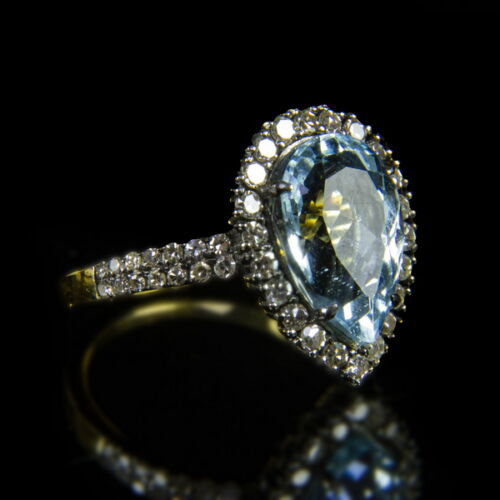 Ring with drop-shaped aquamarine and diamonds