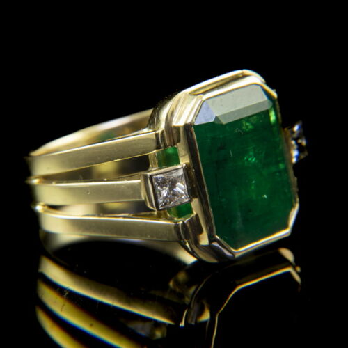 Gold ring for men with emerald and diamonds