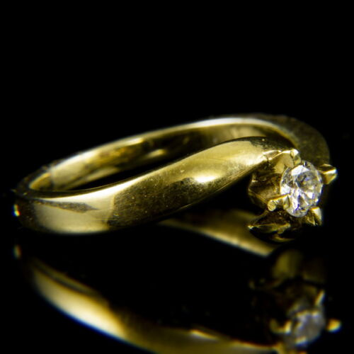 14 K gold solitaire ring with a brilliant-cut diamond (0.18 ct)