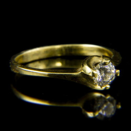 14 K gold solitaire ring with a brilliant-cut diamond (0.40 ct)