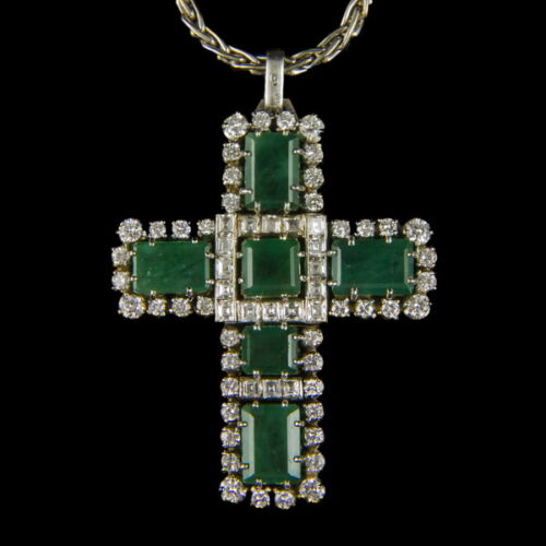 White gold cross pendant with emerald and diamond