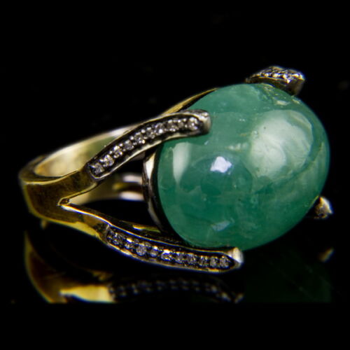 Gyűrű cabochon smaragddal és gyémántokkal