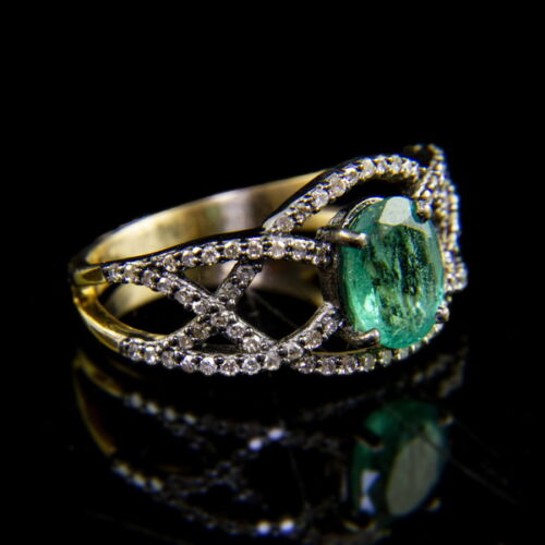 Gyűrű smaragddal és gyémántokkal