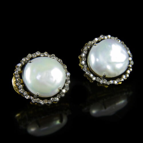 Pair of earrings with mabe pearls and diamonds