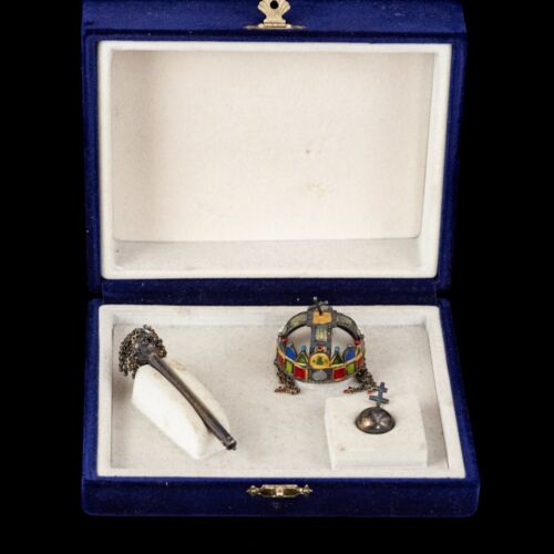 Magyar Királyi koronázási ékszerek miniatűr másolata dobozzal