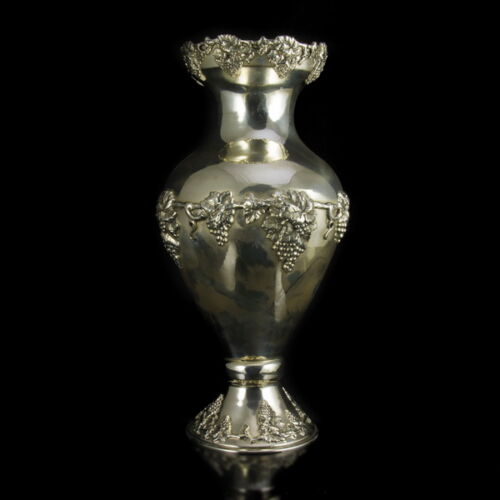 Ezüst váza szőlőfürtös díszítéssel