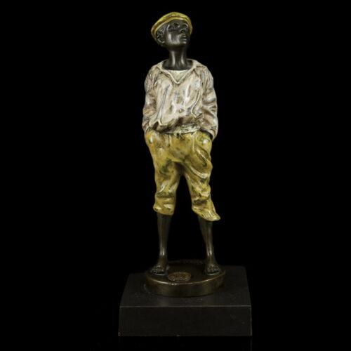 Wienerwerkstaette stílusú festett bronz fütyülő fiú szobor