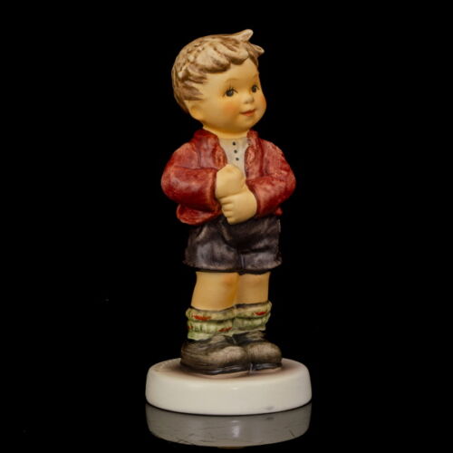 Goebel figura "Spring gift" Ajándékozó kisfiú