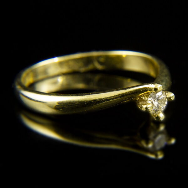 Sárgaarany eljegyzési gyűrű briliáns csiszolású gyémánt kővel (0.13 ct)