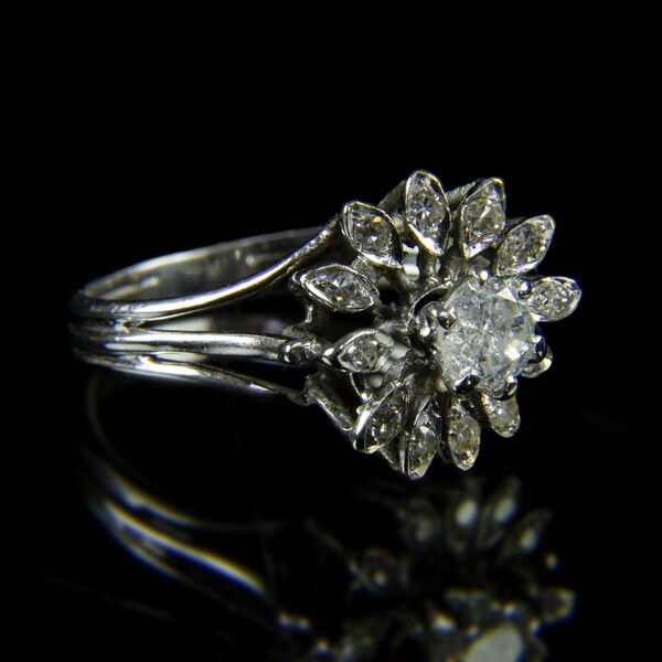 18 karátos fehérarany női gyűrű gyémánt kövekkel