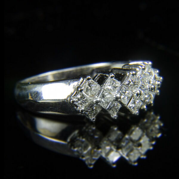 Fehérarany gyűrű princess csiszolású gyémánt kövekkel