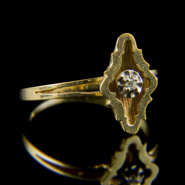 Szoliter fazonú arany eljegyzési gyűrű apró gyémánt kővel
