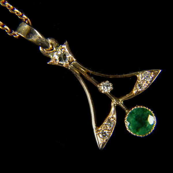 Arany nyaklánc Art-Nouveau fazonú smaragdos függővel
