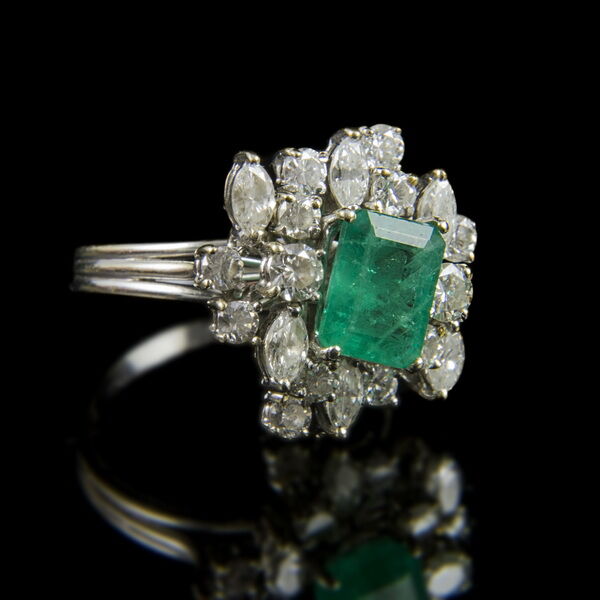 Smaragd és gyémánt köves fehérarany gyűrű