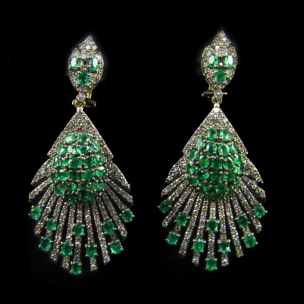 Smaragd és gyémánt köves fülbevaló pár