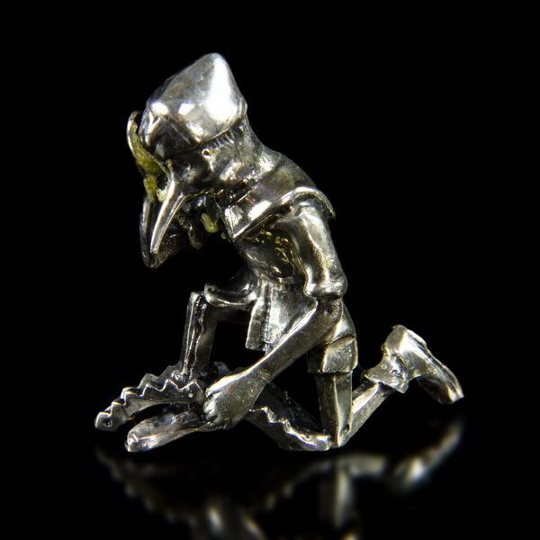 Mini ezüst Pinoccio figura csapdában